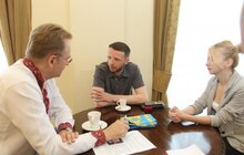 Фото 4: Львів’янину, який піднявся на Еверест, А. Садовий вручив «Золотий герб міста Львова»