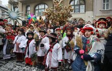 Фото 11: В переддень Різдва у Львові встановили Різдвяного Дідуха