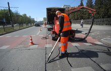 Фото 7: У Франківському районі Львова ліквідовують тріщини на дорожньому покритті