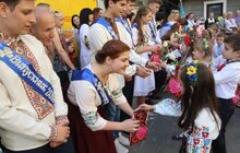 Фото 11: Львів’яни урочисто святкують закінчення навчального року у школах