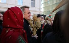 Фото 17: Напередодні Різдва у Львові встановили Різдвяного Дідуха