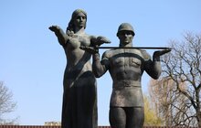 Фото 9: На Монументі Слави розпочали демонтовувати барельєфи