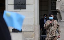 Фото 4: Львів вшановує 76-ту річницю депортації кримських татар: на флагштоці біля Ратуші підняли прапор