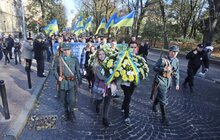 Фото 1: Найбільшого лева Львова одягнули у національний стяг, а студенти пройшли ходою до Янівського кладовища — Львів відзначає 101-шу річницю створення ЗУНР
