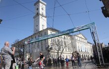 Фото 24: Сьогодні на площі Ринок у Львові влаштували «Поливаний понеділок»