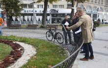 Фото 1: Місто ремонтує хідники та площу на пр. Свободи