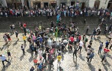 Фото 32: Сьогодні на площі Ринок у Львові влаштували «Поливаний понеділок»