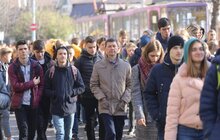 Фото 13: Найбільшого лева Львова одягнули у національний стяг, а студенти пройшли ходою до Янівського кладовища — Львів відзначає 101-шу річницю створення ЗУНР