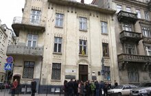 Фото 9: На фасаді будинку відкрили інформаційну таблицю Почесного Латвійського Консульства