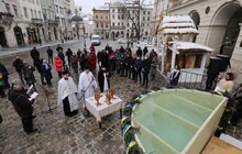 Фото 2: У Львові на пл. Ринок освятили воду, тож львів'яни упродовж дня можуть прийти і набрати її
