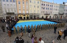 Фото 7: У центрі Львова військові урочисто заспівали Гімн України (відео)
