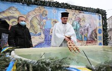 Фото 8: У Львові на пл. Ринок освятили воду, тож львів'яни упродовж дня можуть прийти і набрати її