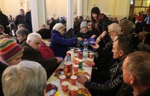Фото 16: Для потребуючих у Львові організували святковий різдвяний обід