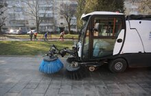 Фото 6: Комунальні служби продовжують дезінфікувати місто: миють вулиці, тротуари, зупинки транспорту, сходові клітки будинків