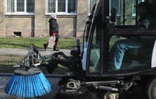 Фото 7: Комунальні служби продовжують дезінфікувати місто: миють вулиці, тротуари, зупинки транспорту, сходові клітки будинків
