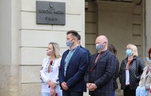 Фото 7: Медичні працівники одягнули левів перед мерією Львова у вишиванки