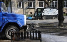 Фото 8: Комунальні служби продовжують дезінфікувати місто: миють вулиці, тротуари, зупинки транспорту, сходові клітки будинків