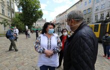 Фото 10: Медичні працівники одягнули левів перед мерією Львова у вишиванки