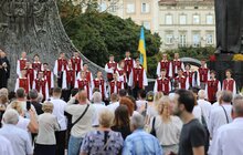 Фото 1: Біля пам’ятника Т. Шевченку капела «Дударик» заспівала Акафіст до Пресвятої Богородиці