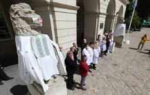 Фото 14: Медичні працівники одягнули левів перед мерією Львова у вишиванки