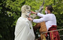 Фото 21: Статуї у центрі Львова одягнули у вишиванки та вишивані маски