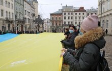 Фото 14: У центрі Львова урочисто заспівали Державний Гімн України та розгорнули синьо-жовтий стяг