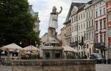 Фото 23: Статуї у центрі Львова одягнули у вишиванки та вишивані маски