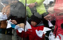 Фото 34: Сотні паперових ангеликів розмістили на Меморіалі Небесної Сотні у Львові