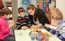 Фото 8: Дітей з багатодітних сімей навчали розмальовувати писанки