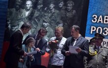 Фото 6: Міський голова Львова та голова ЛОР вручили Ользі Ільків документи та ключі від квартири