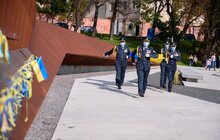 Фото 2: Національний стяг на Меморіалі Героїв Небесної Сотні цього тижня підняли прикордонники