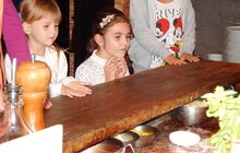 Фото 5: В рамках благодійної акції діти батьків учасників АТО вчились власноруч готувати піцу