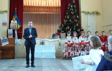 Фото 2: Діти з багатодітних сімей на святі Миколая отримали від міста подарунки