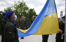 Фото 4: Віталій Марків підняв національний стяг на Меморіалі Героїв Небесної Сотні