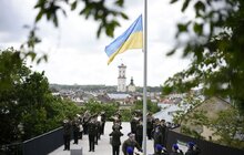 Фото 8: Віталій Марків підняв національний стяг на Меморіалі Героїв Небесної Сотні