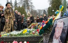 Фото 13: На Личаківському кладовищі біля могил Героїв Небесної Сотні замайорів синьо-жовтий прапор