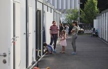 Фото 5: Мер Фрайбурга відвідав переселенців, які мешкають у модульному містечку на Сихові