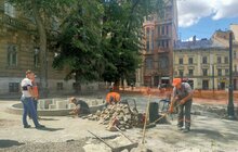 Фото 5: Для зручності пішоходів демонтують огорожу на площі Галицькій