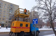 Фото 3: Аварійні служби Львівелектротрансу працюють над відновленням тролейбусного руху