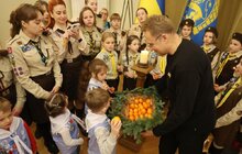 Фото 8: Пластуни принесли до мерії Вифлеємський вогонь миру