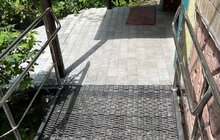 Фото 3: У будинку на вул. Науковій, 26 облаштують три металеві пандуси для людей на кріслах колісних: два уже встановили