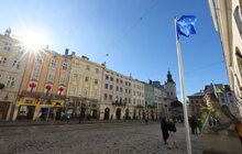 Фото 9: На честь титулу Молодіжної столиці Європи перед Львівською ратушею встановили символічну інсталяцію (відео)