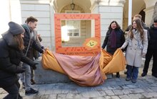 Фото 12: На честь титулу Молодіжної столиці Європи перед Львівською ратушею встановили символічну інсталяцію (відео)