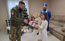 Фото 6: У Львові захисники завітали до дітей-сиріт та дітей, позбавлених батьківського піклування, аби привітати зі святом Миколая 