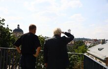 Фото 14: Борис Джонсон приїхав до Львова: найперше вшанував пам’ять захисників на Личаківському цвинтарі (відео)