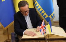 Фото 1: Девід Камерон у Львові залишив запис у Книзі почесних гостей та висадив дерево