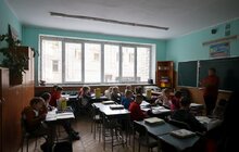 Фото 11: За шкільні парти повернулися учні ліцею, що найбільше постраждав від російських ракет (відео)