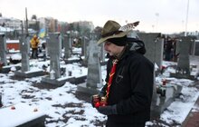 Фото 11: Вифлеємський вогонь миру першими отримали рідні полеглих захисників України на Личаківському цвинтарі