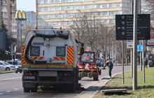 Фото 6: Після зими з вулиць Львова щодня вивозять по кілька машин піску: прибирання триватиме ще кілька тижнів (відео)