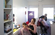 Фото 5: Турбота і краса: для мешканців модульного містечка на Сихові діє безкоштовна перукарня (відео)